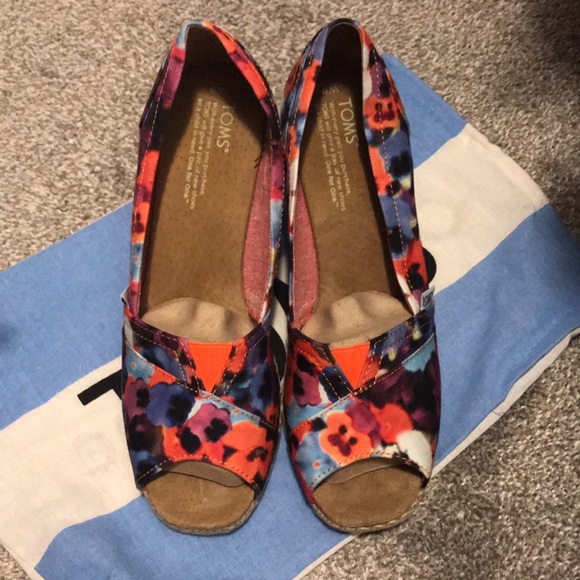 NWT TOMS Floral Multi-Colour Wedge Sandals - Picture 2 of 5
